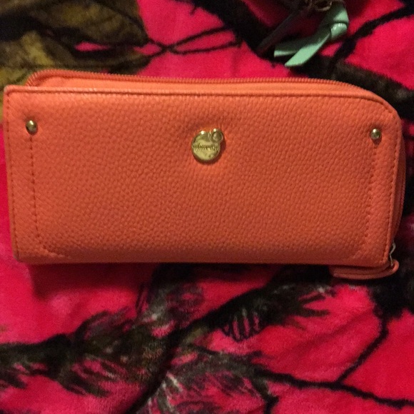 ISO THIS WALLET - Picture 1 of 1